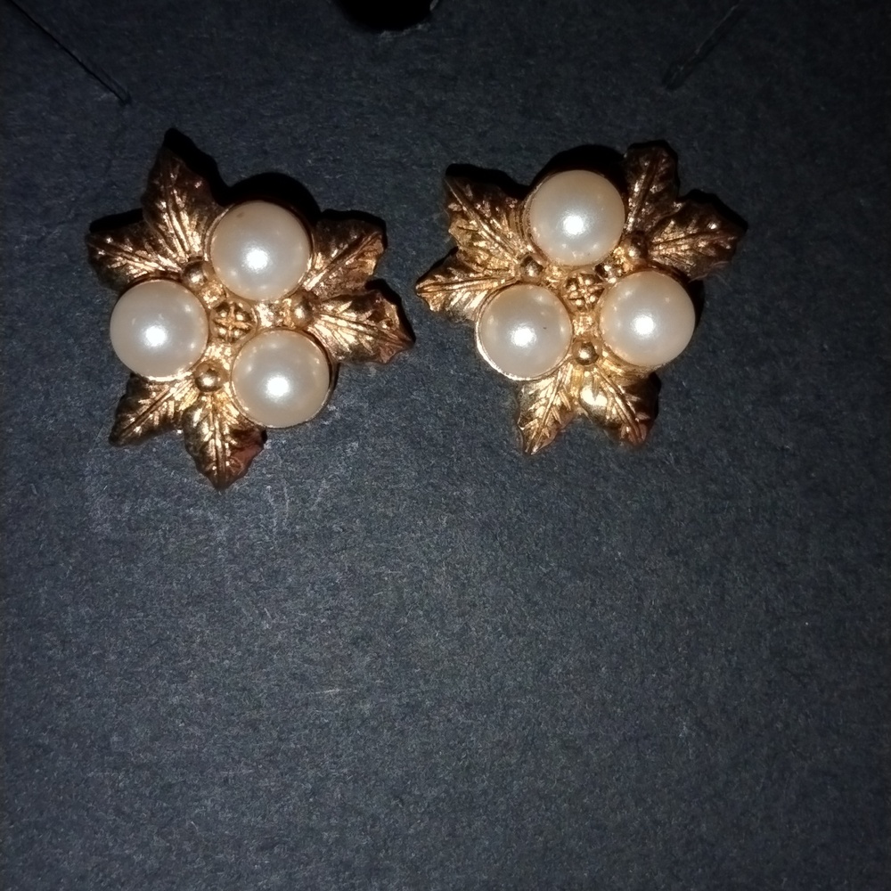 Avon Gold Tone Faux Pearl Poinsettia Flower